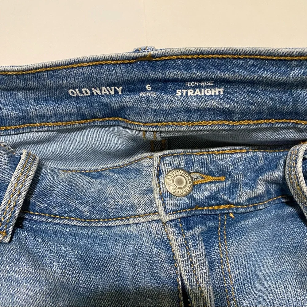 Old navy high-rise straight light blue jeans pants. Size 6 petite